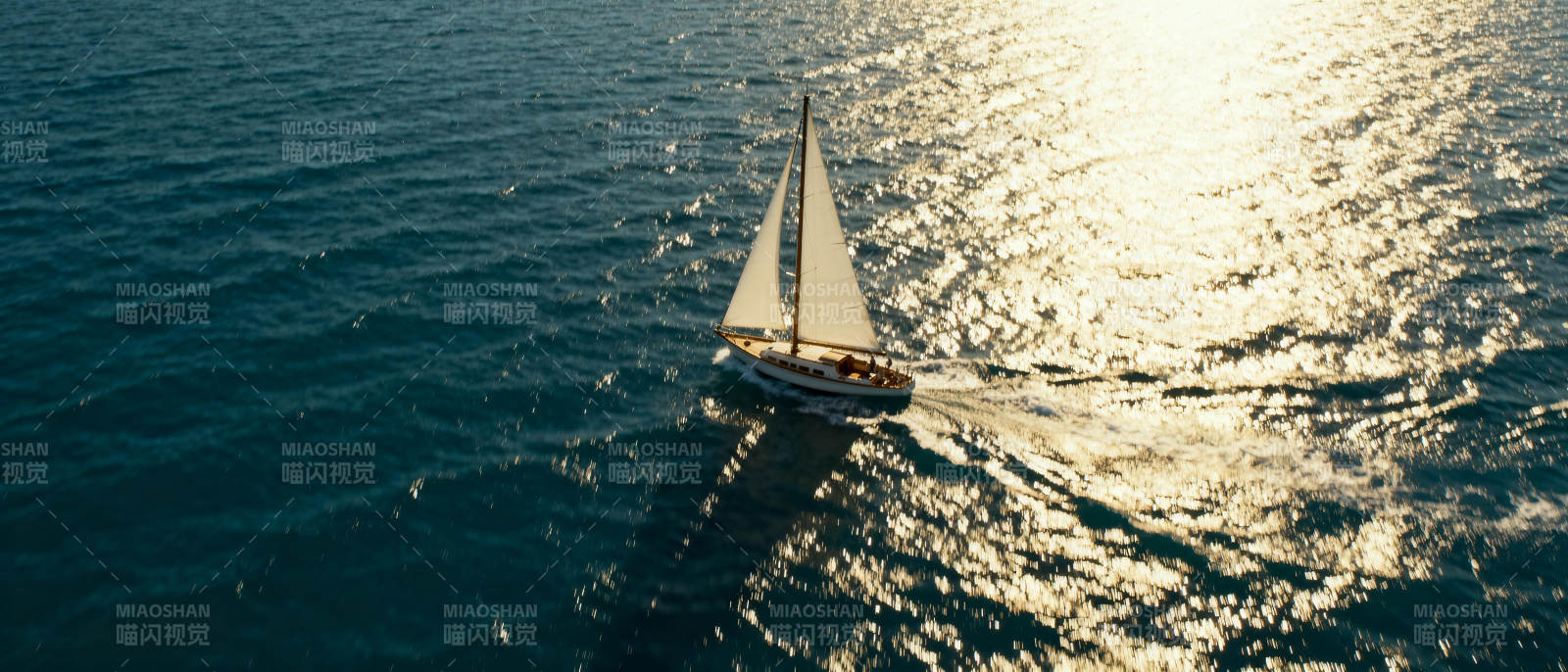 帆船逐浪夕阳下图片