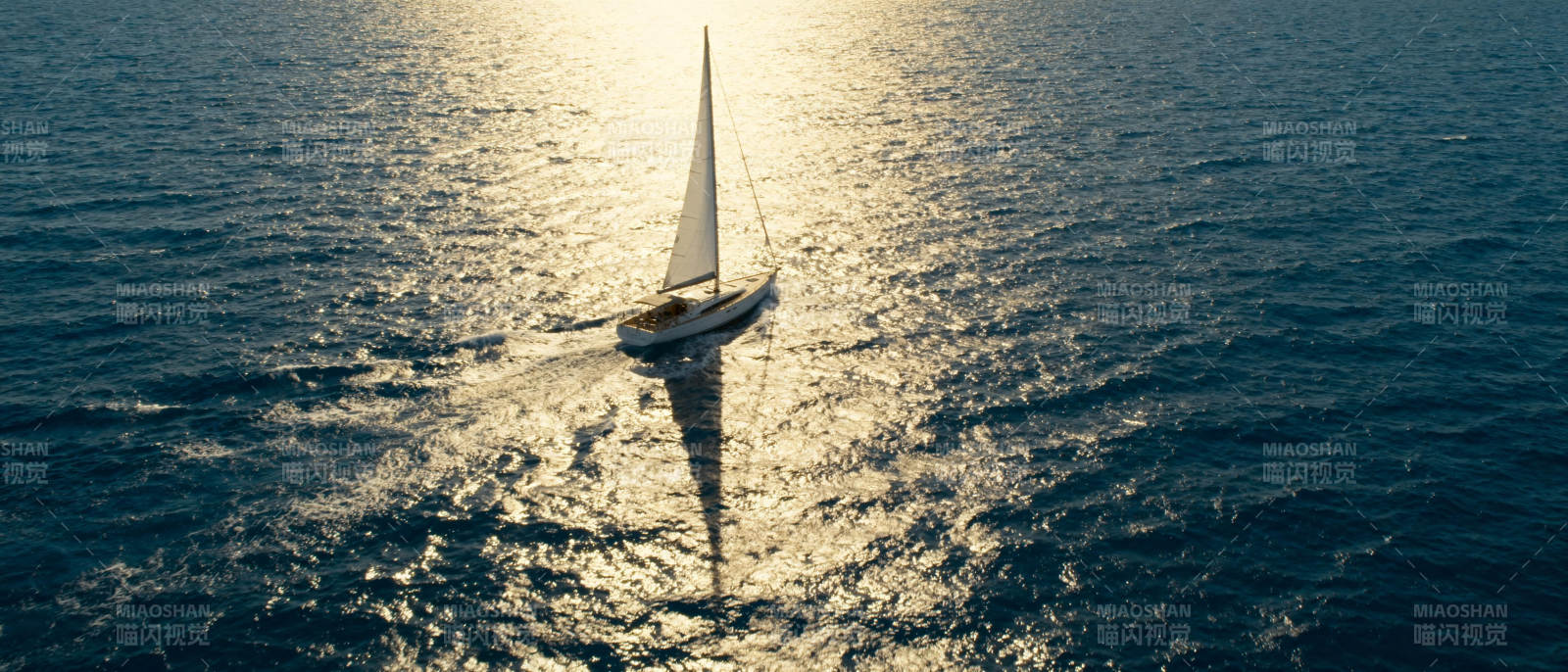 帆影逐波光图片