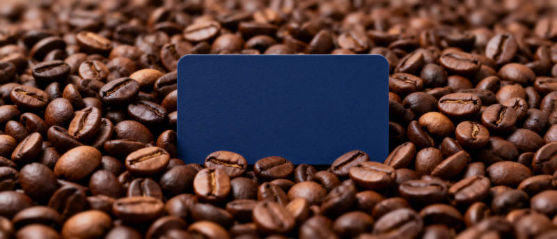 咖啡豆中的蓝色卡片图片