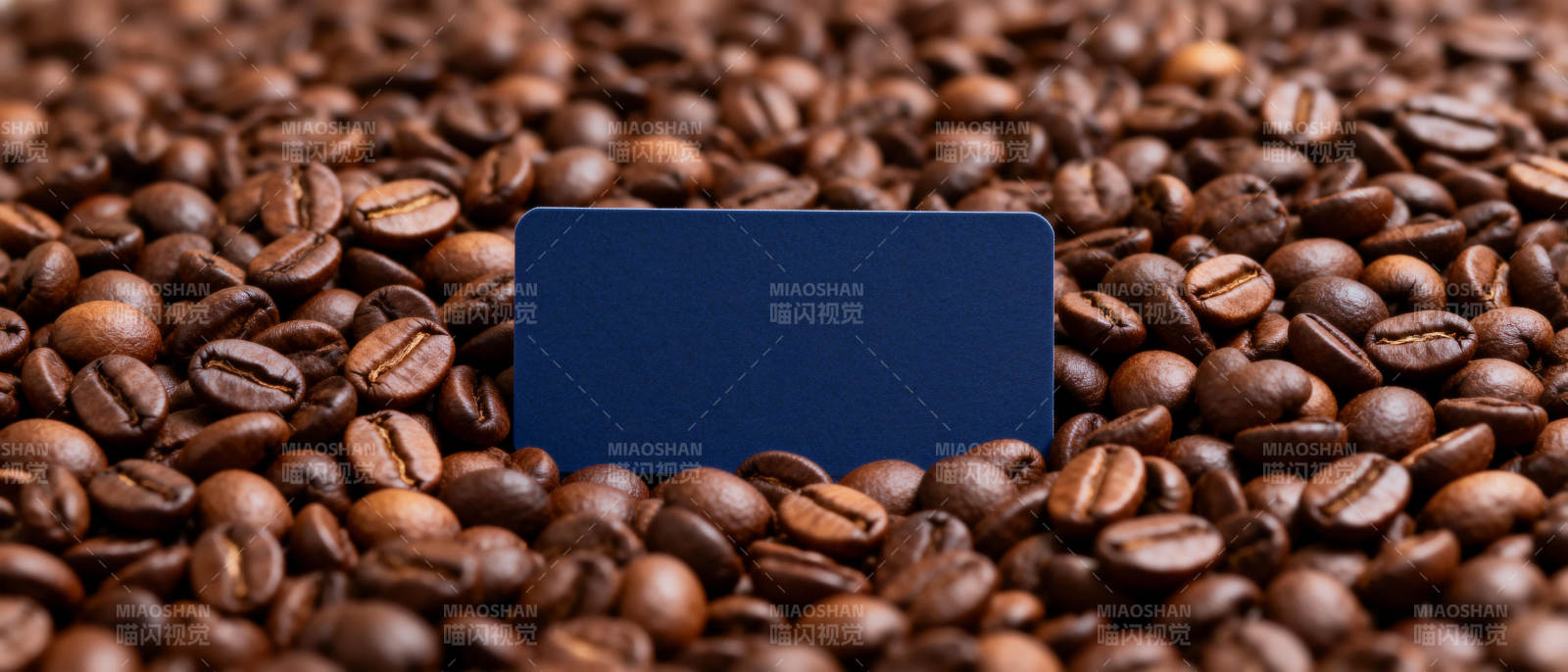 咖啡豆上的蓝色卡片图片