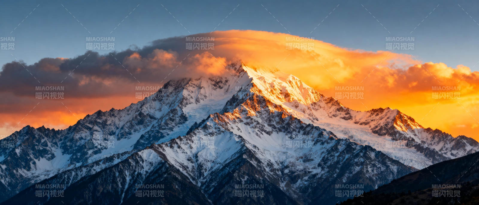 雪山日出壮丽景色图片