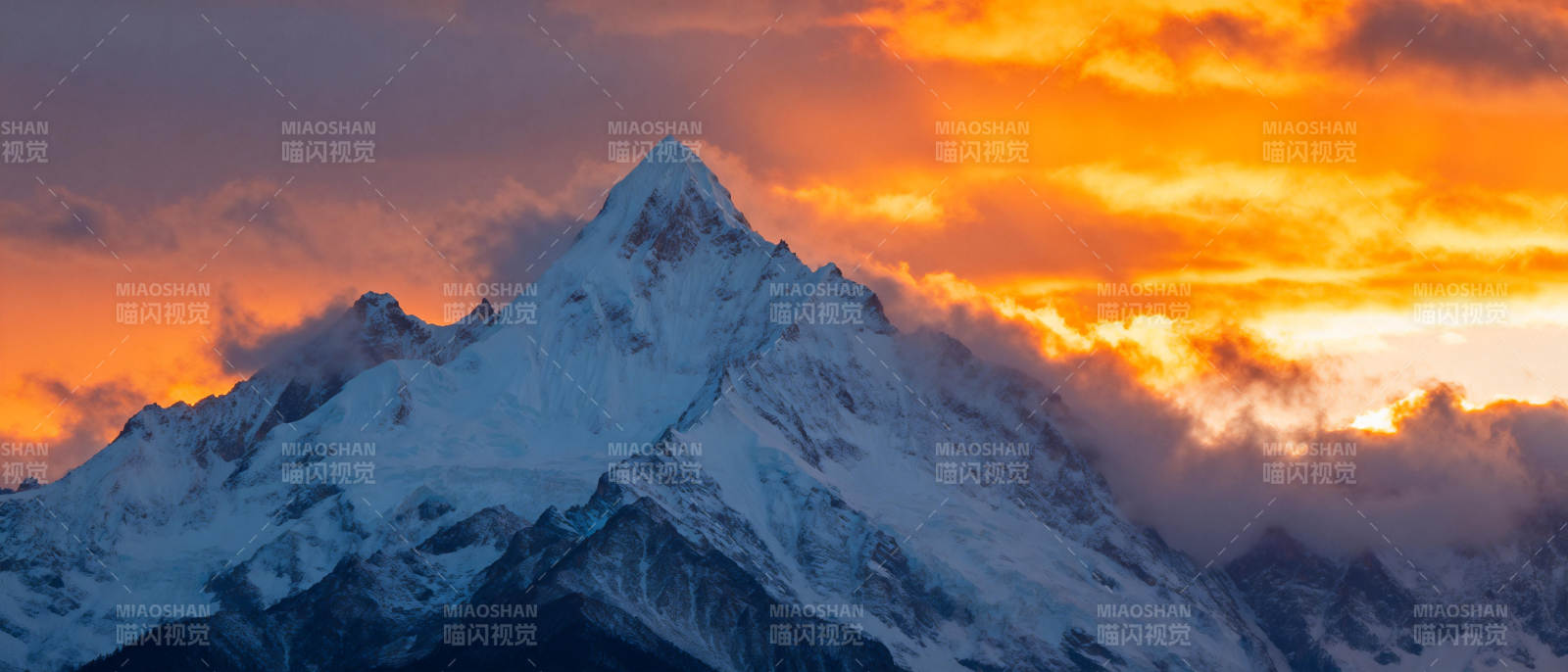 雪山日落壮丽景象图片