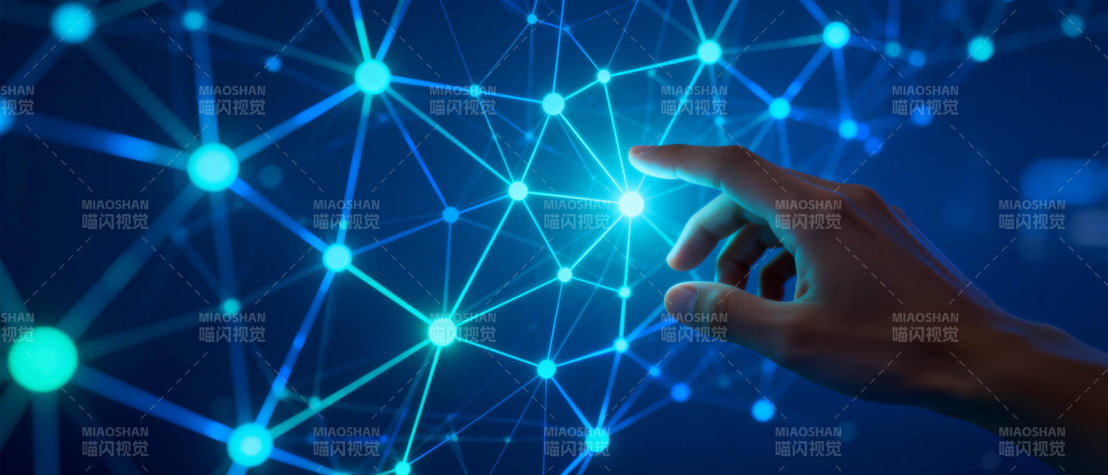 指尖触碰数字网络图片