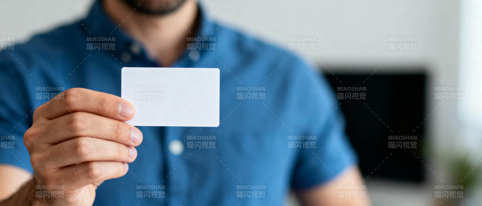 手持空白卡片图片