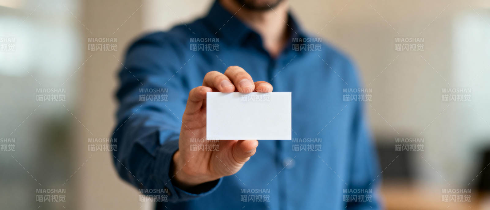 手持名片的男子图片