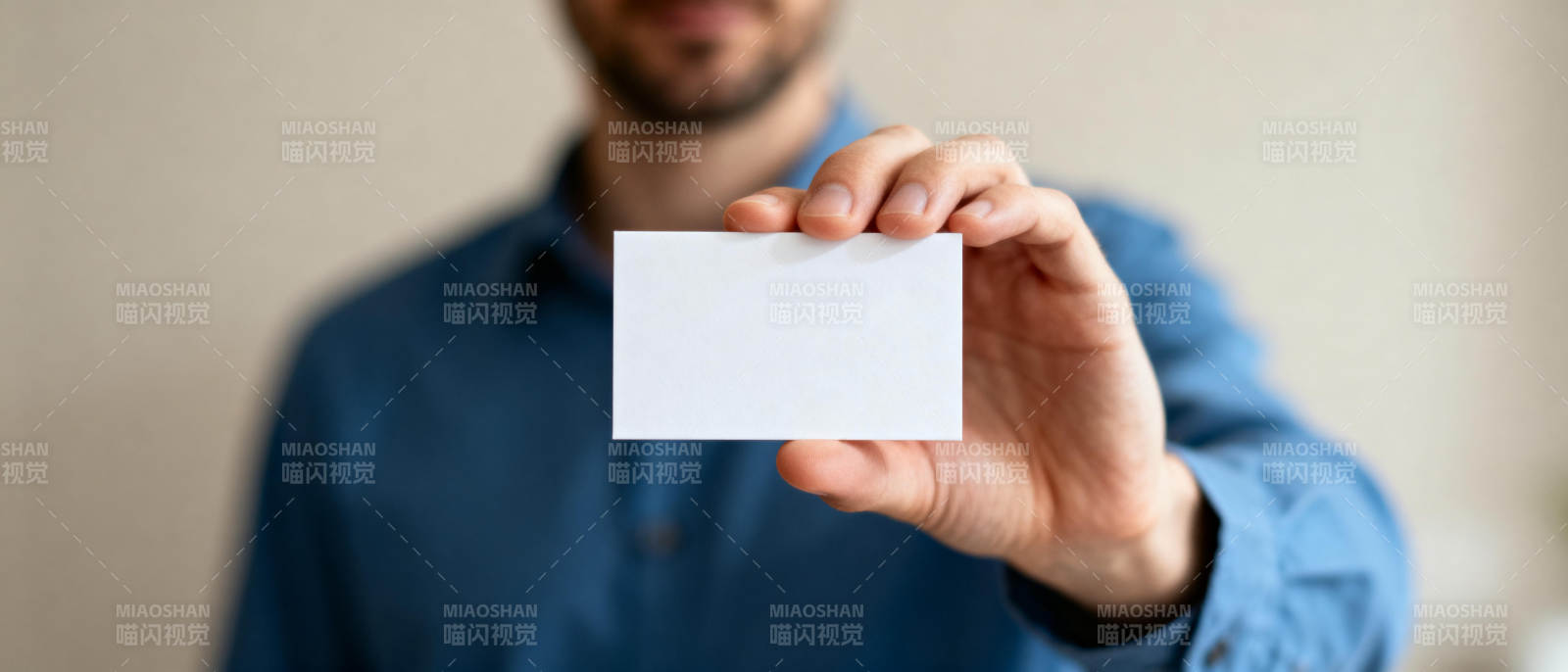 手持空白名片图片