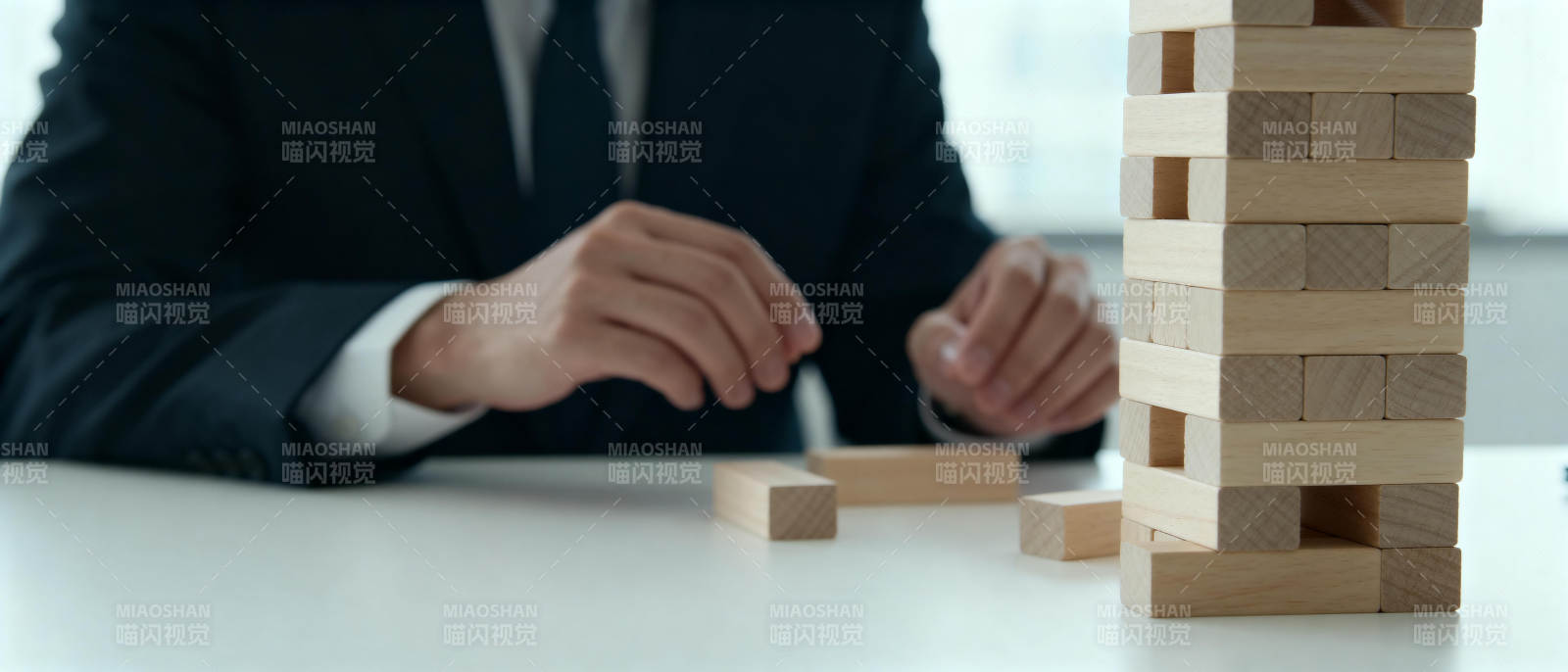 商务人士玩积木图片