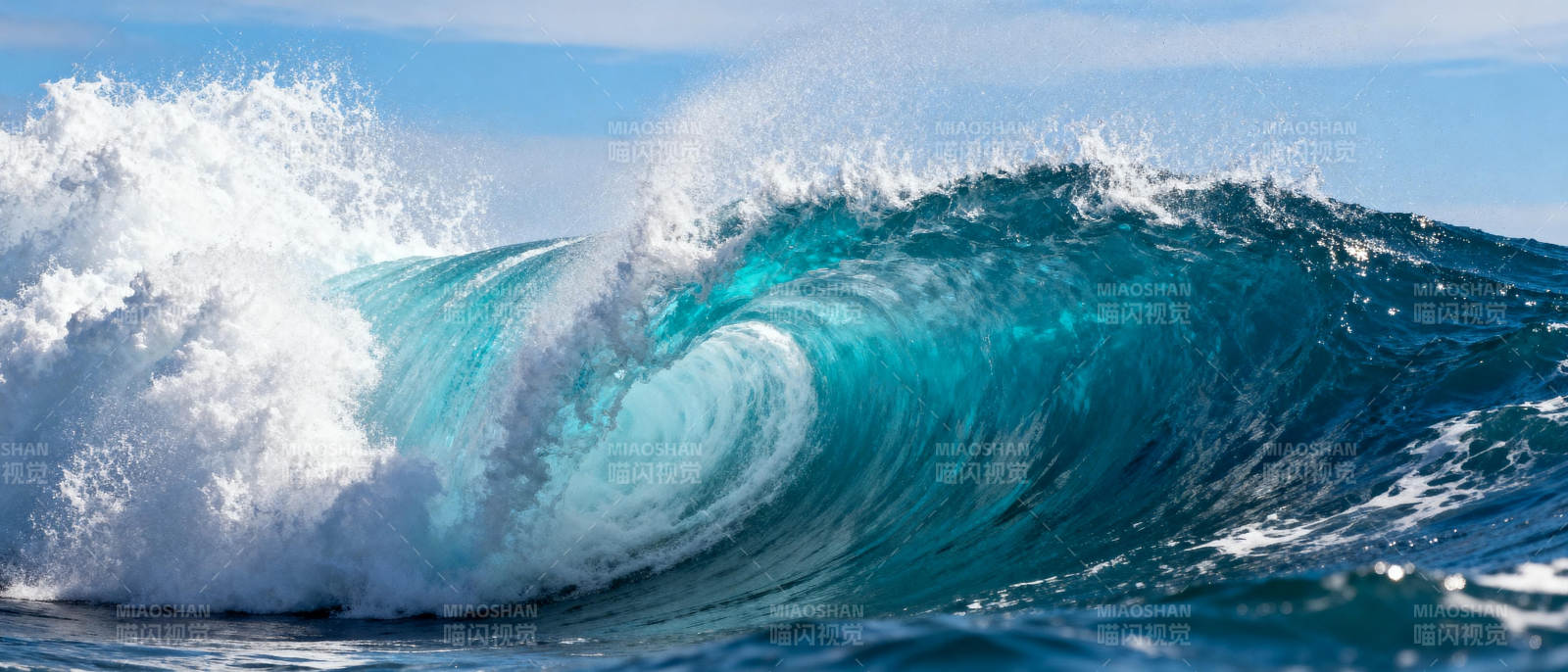 碧海巨浪翻涌图片