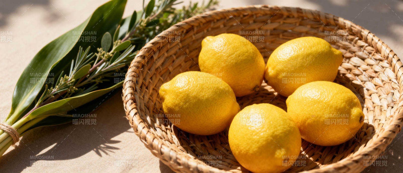 柠檬与绿叶静物图片