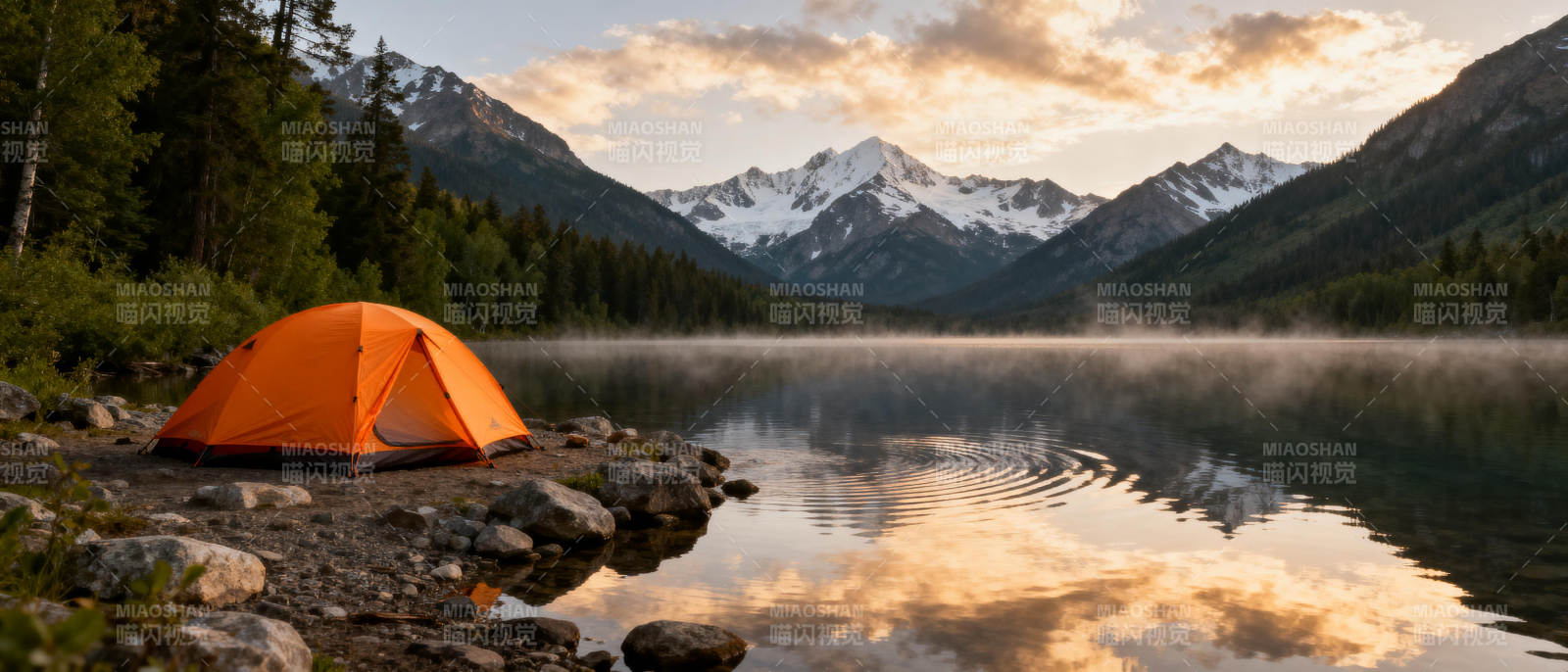 湖畔橙帐映山色图片
