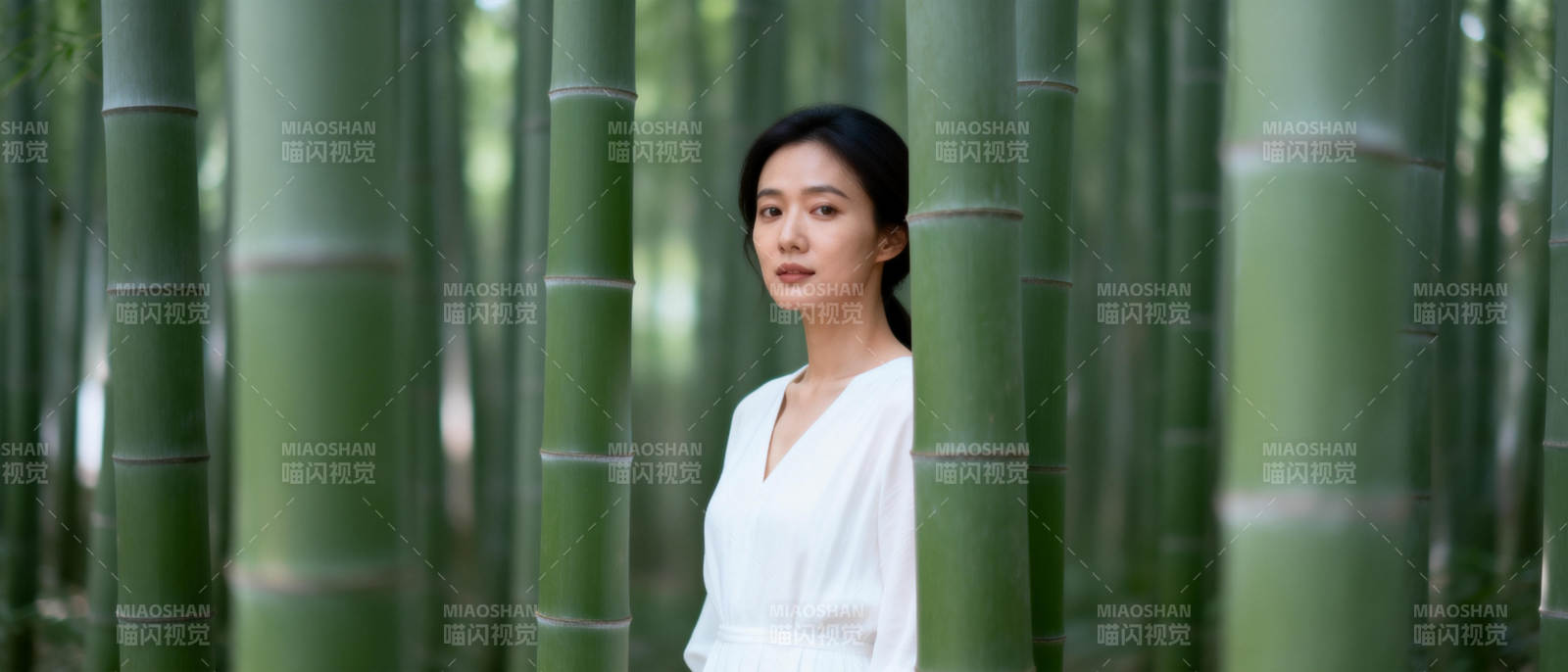 竹林中的白衣女子图片