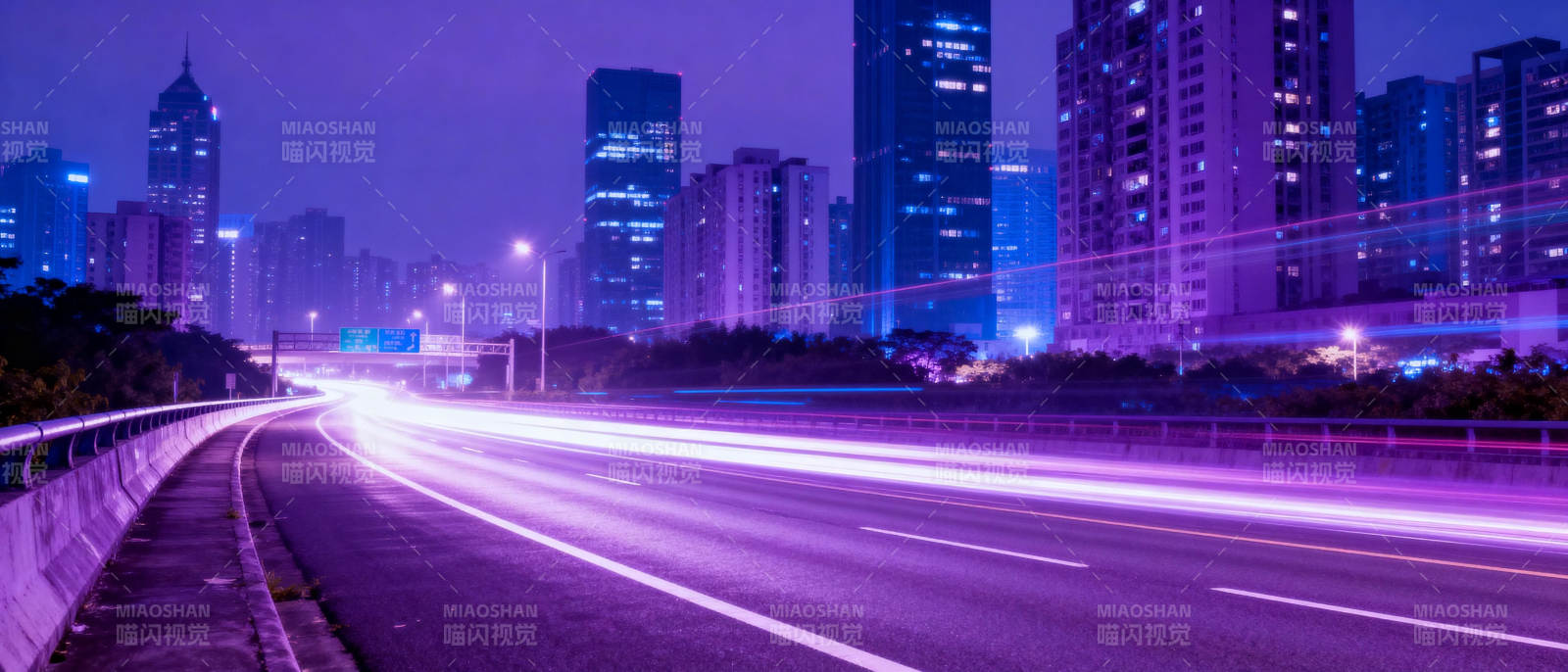 夜幕下的城市高速图片