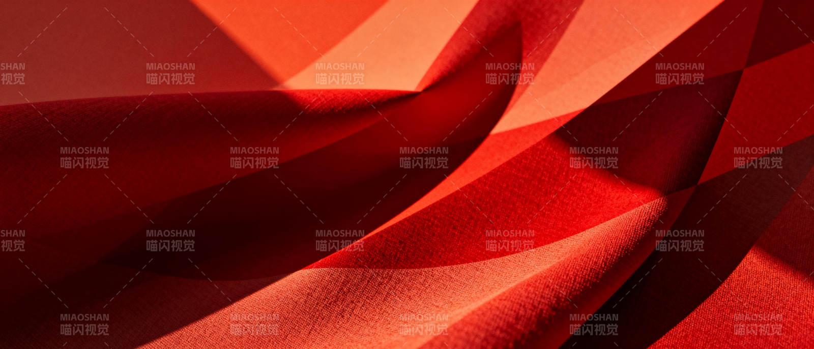 红色织物的流动艺术图片