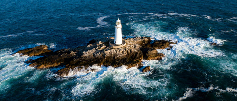 灯塔矗立海中岩图片