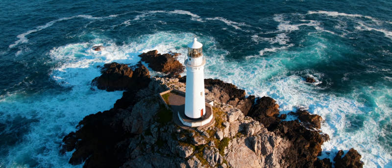 灯塔矗立海崖之上图片