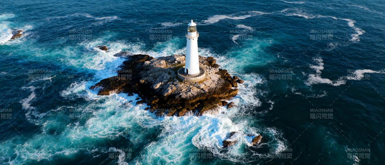 灯塔矗立海中图片