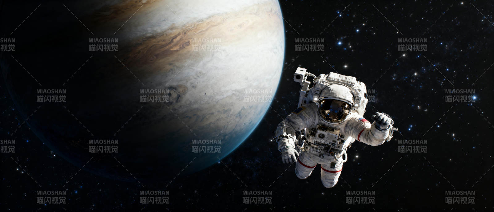宇航员遨游木星旁图片