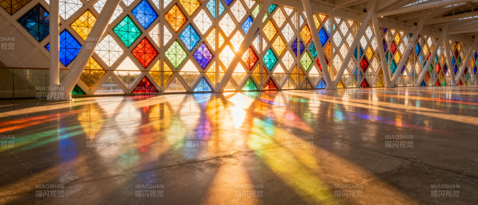 彩窗光影斑斓图片