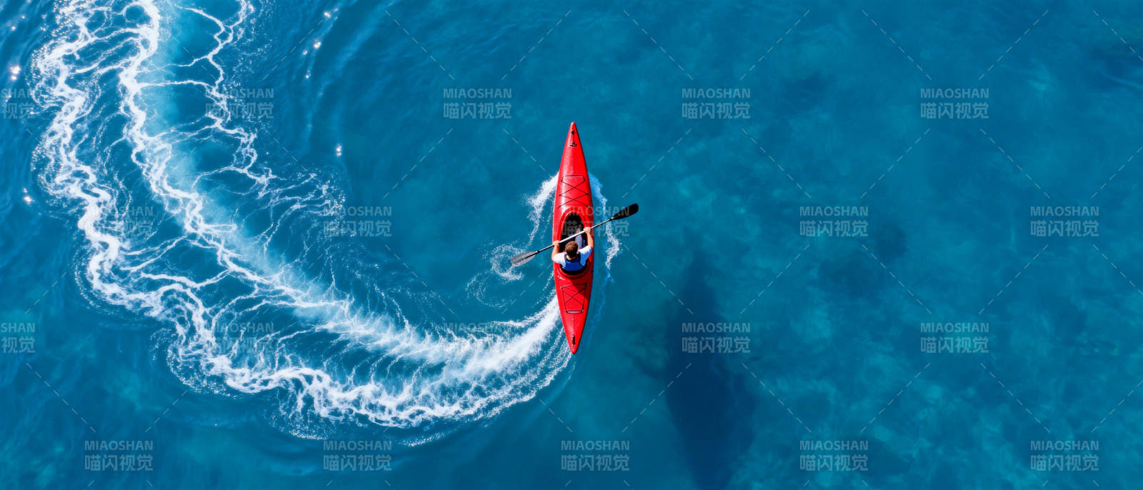 碧海红舟划波痕图片