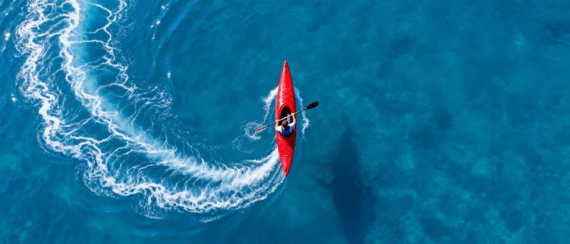 碧海红舟划波痕图片