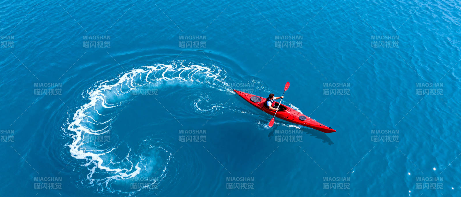 红艇划波 碧海如画图片
