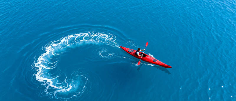 红艇划波 碧海如画图片