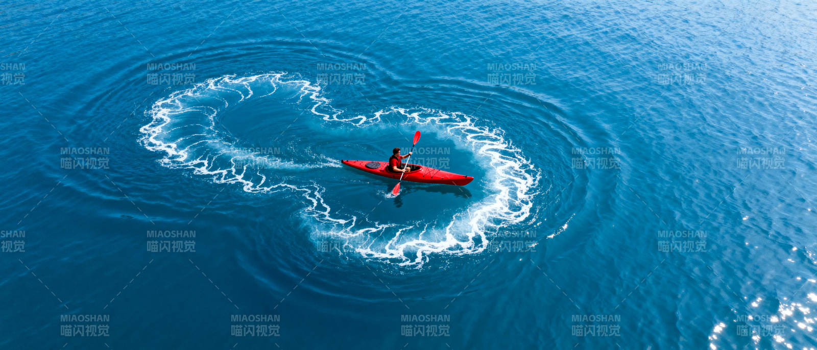 心形水痕划桨行图片