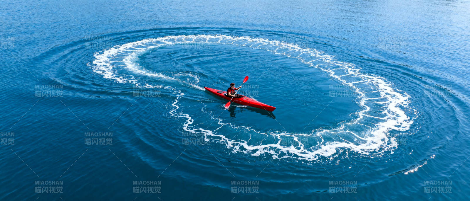 红舟划破碧波图片