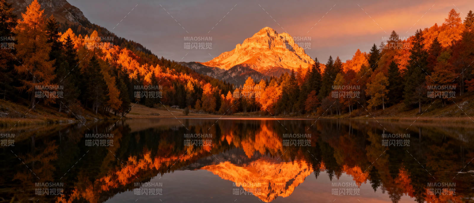 秋山倒影湖中图片