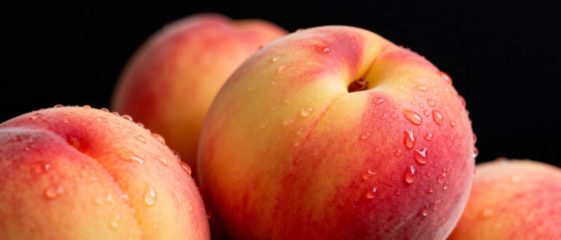 水润桃子特写图片