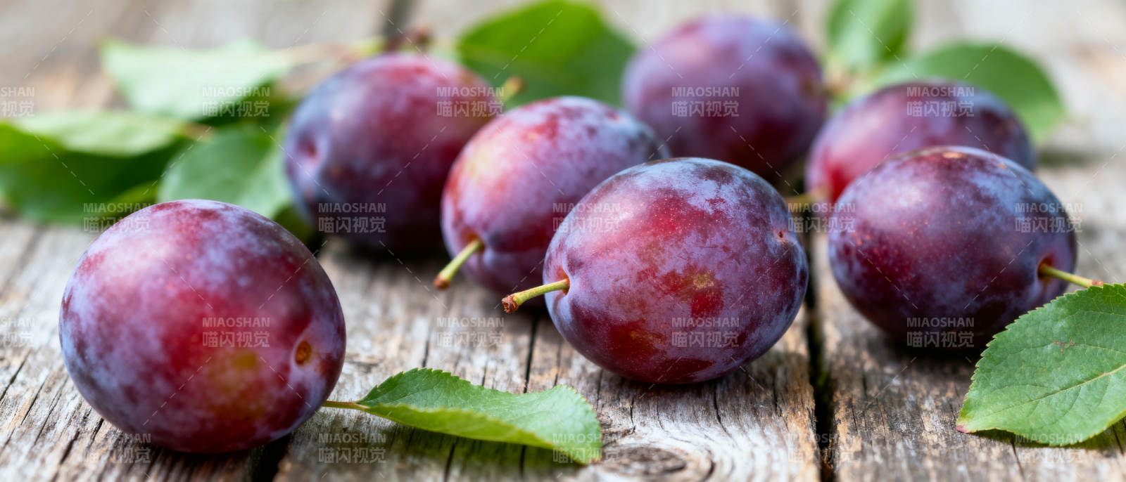 紫李鲜果静置木桌图片