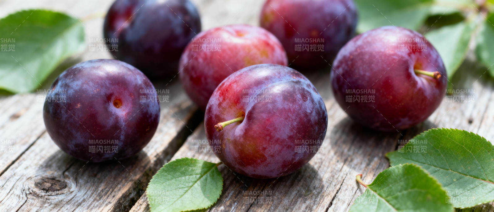 紫李鲜果静置木桌图片