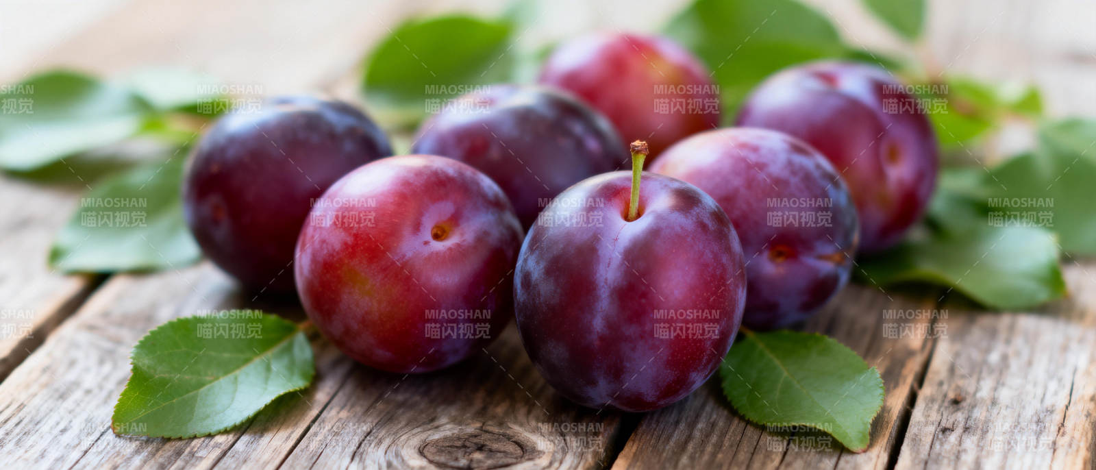 紫李鲜果静置木桌图片