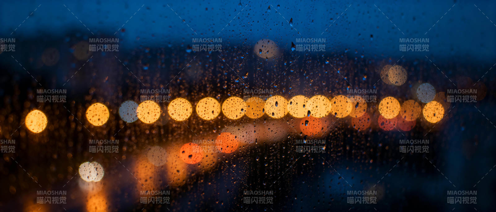 雨夜灯火朦胧图片