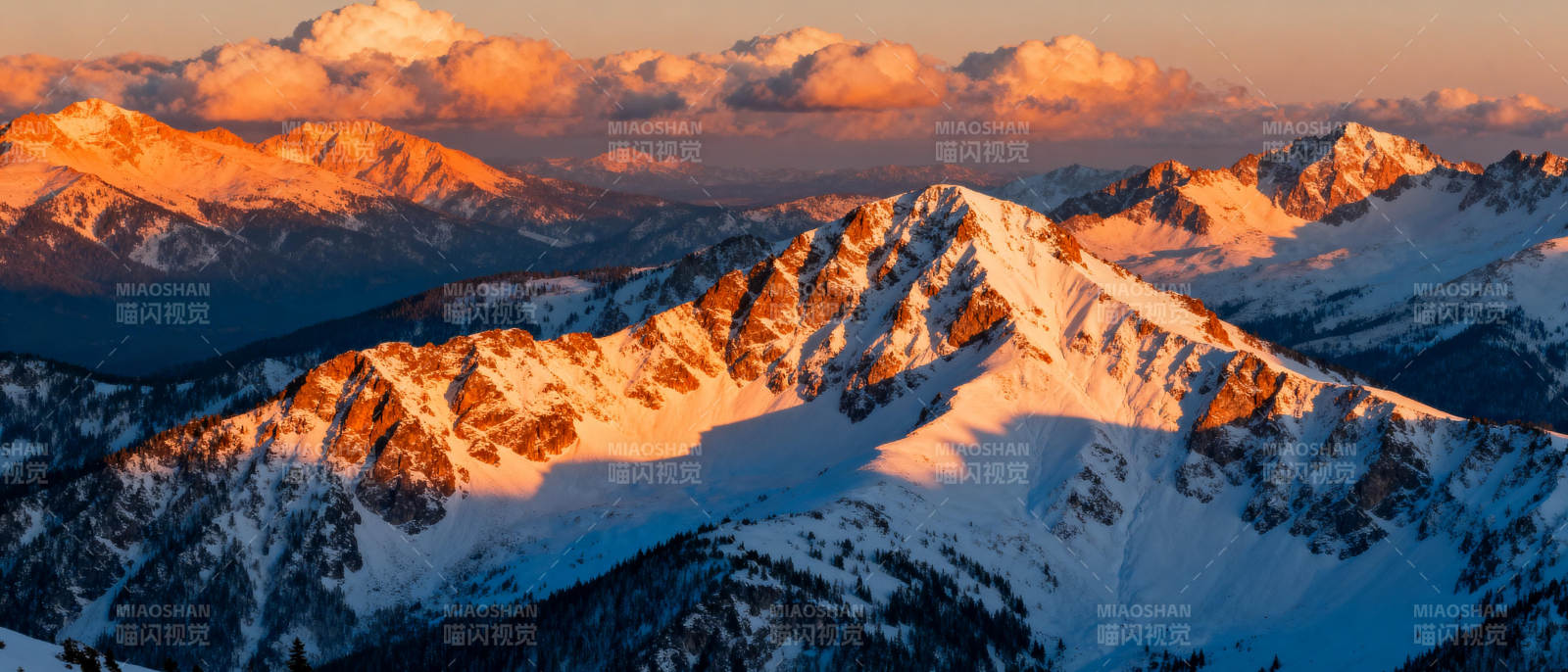 雪山日出美景图片