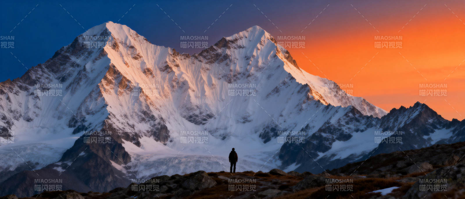 雪山日出剪影图片