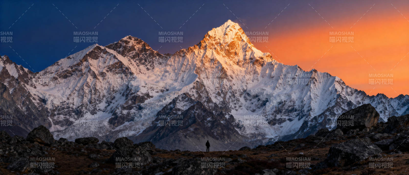 雪山日出壮丽景象图片