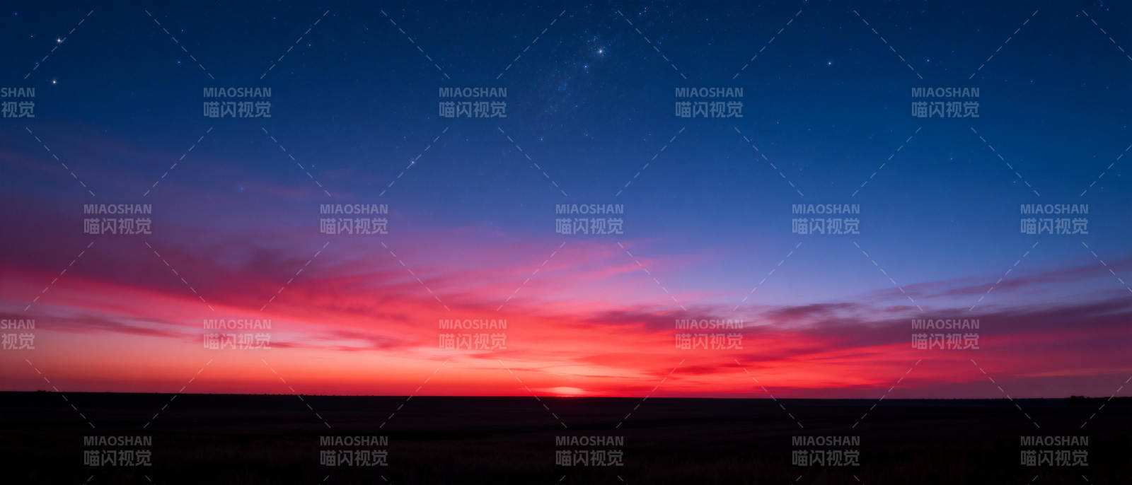 红霞映夜空图片