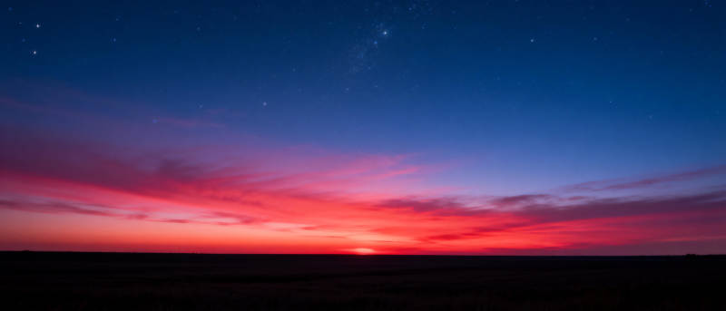 红霞映夜空图片