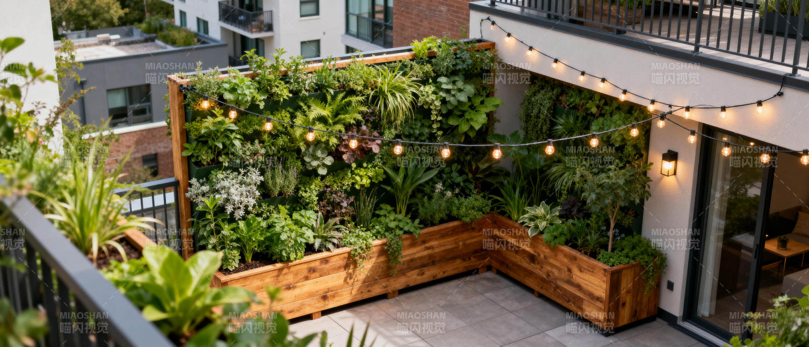 绿植环绕的阳台花园图片