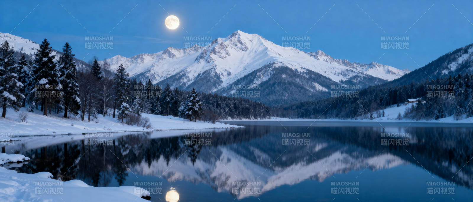 月照雪山湖图片