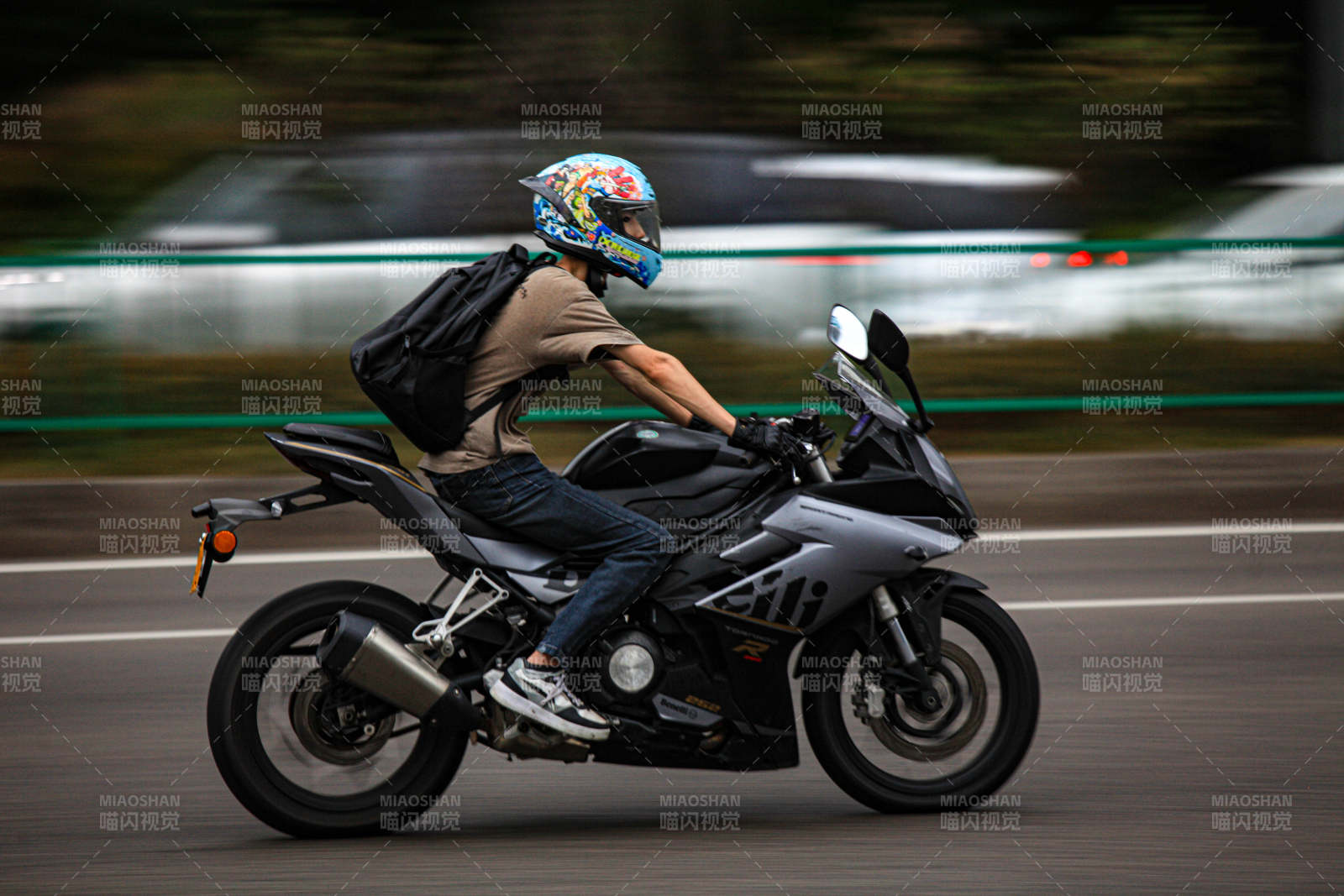 疾驰的摩托车手图片