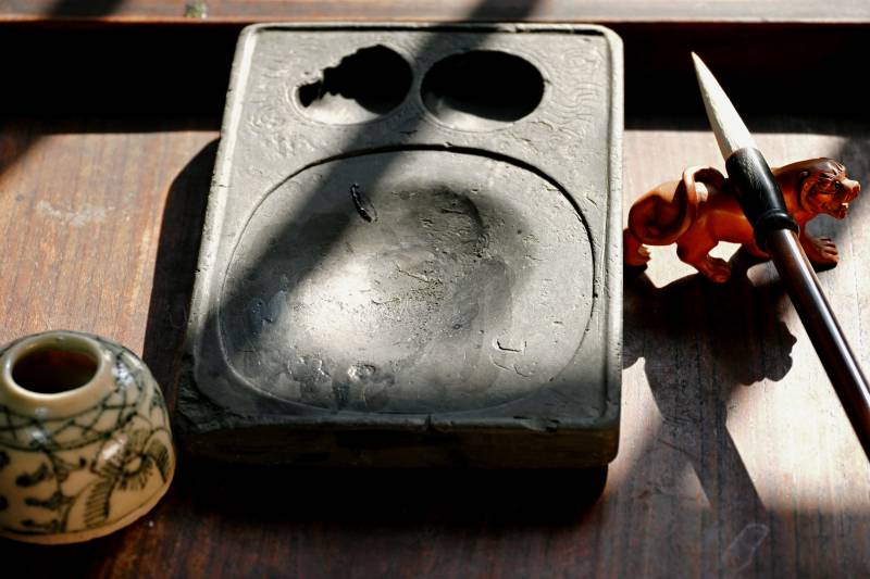 古文房石砚与青花水盂（清）静物图图片