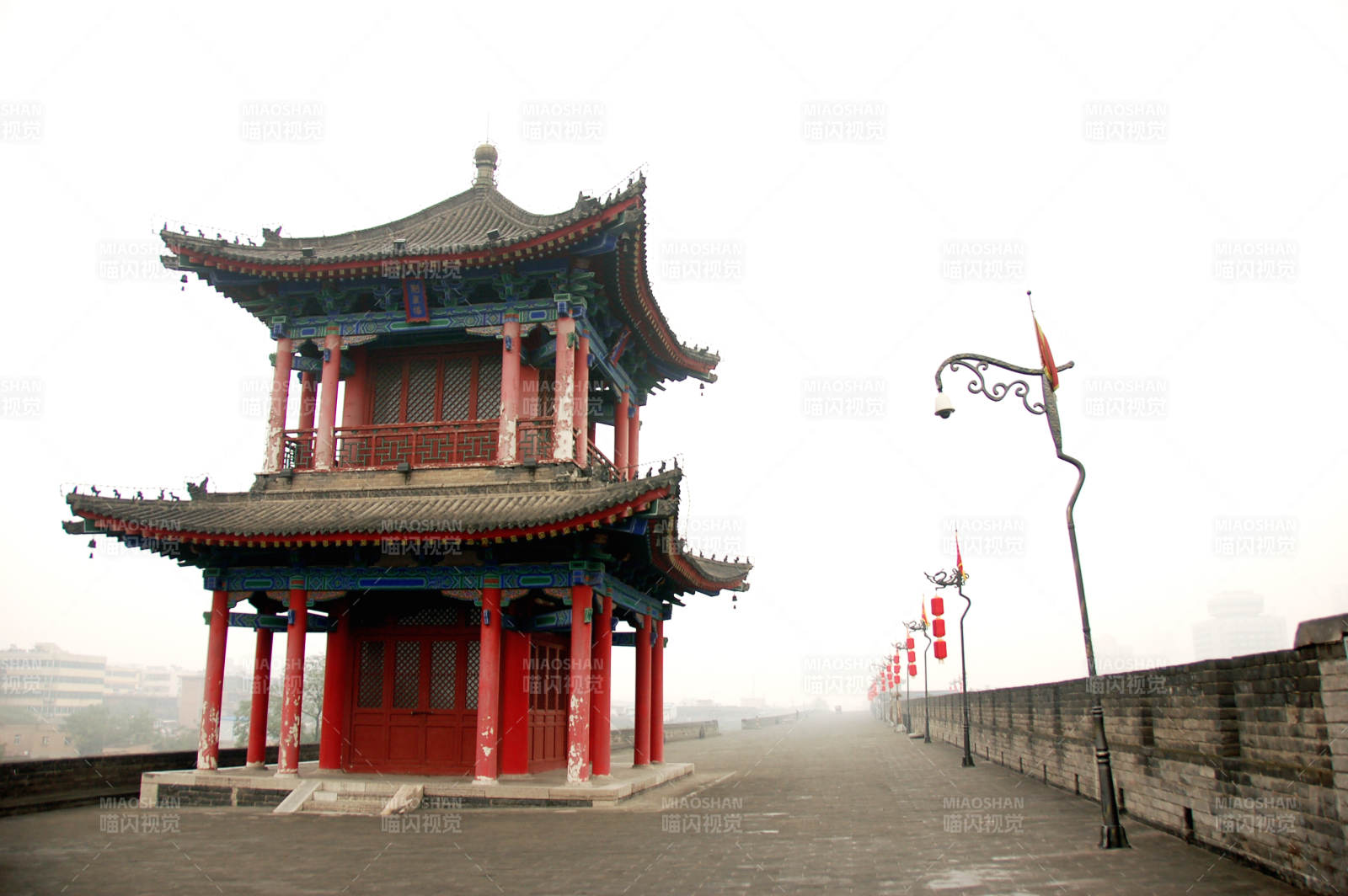 西安古城楼阁晨雾中图片