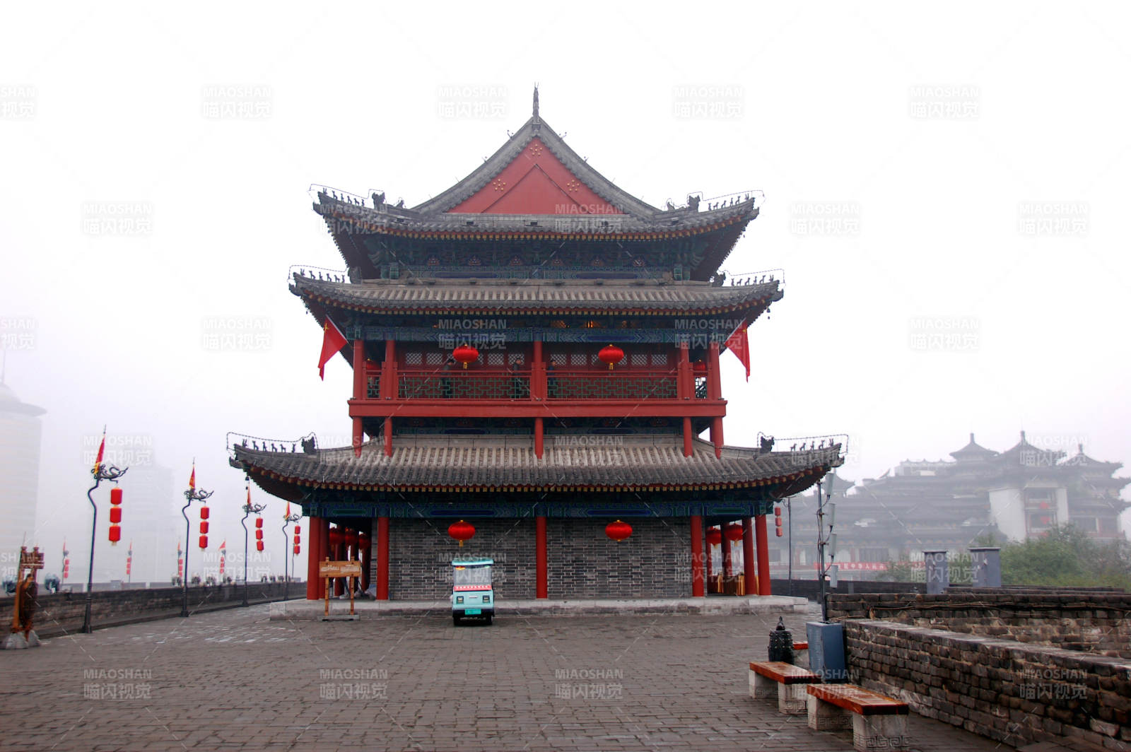 西安古城楼阁雾中景图片