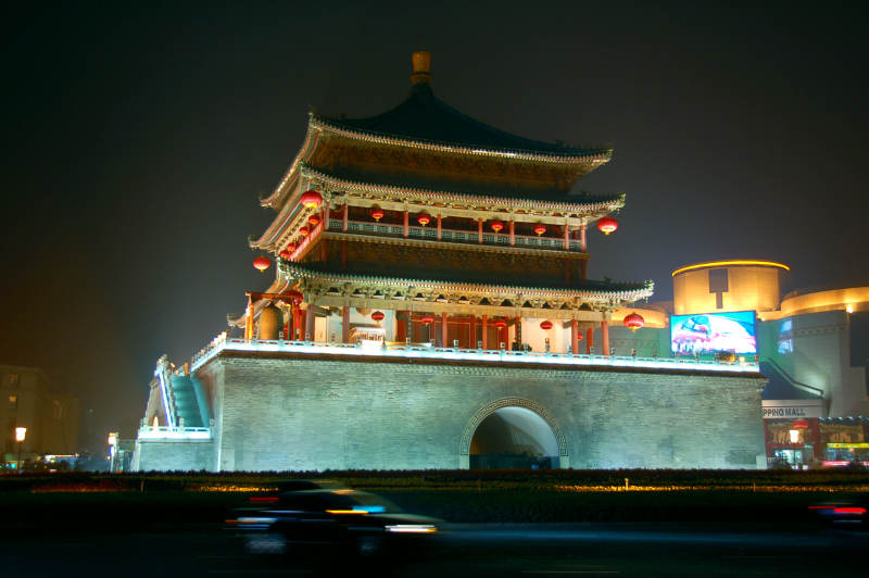 西安夜幕下的钟楼图片