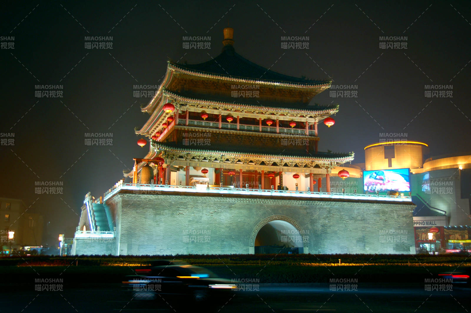 西安夜幕下的钟楼图片