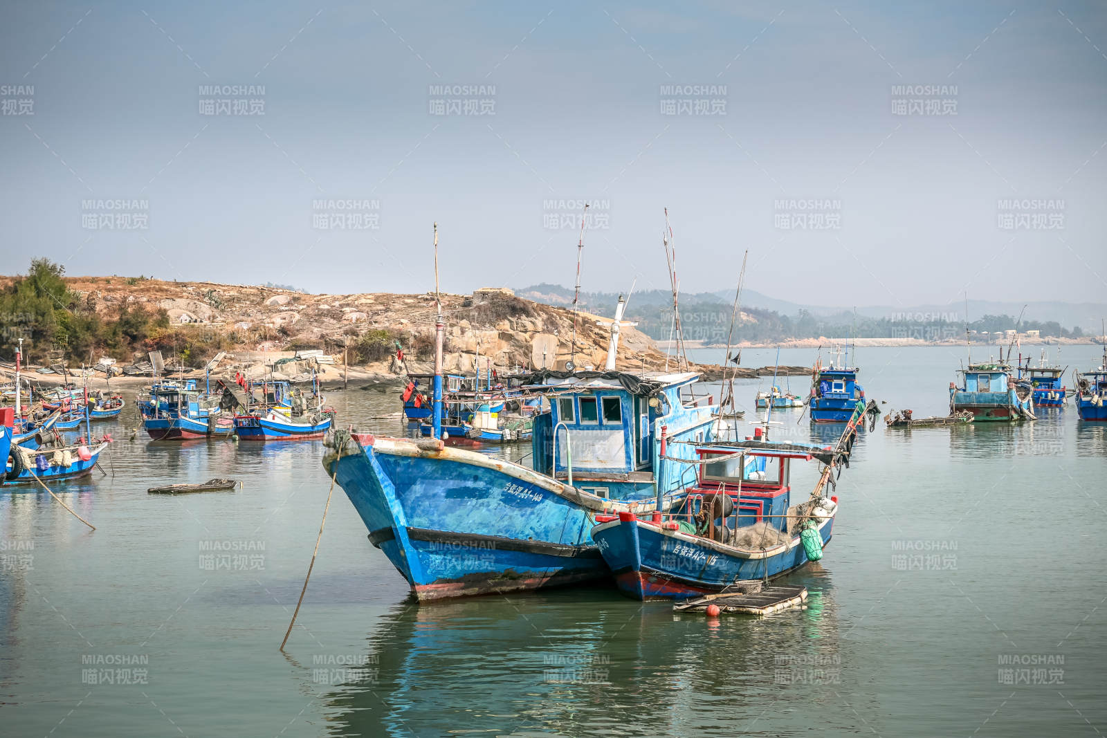 泉州渔港静泊蓝舟图片