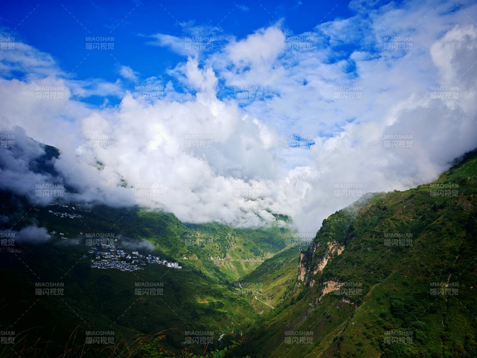 凉山金阳县云雾缭绕山谷间图片