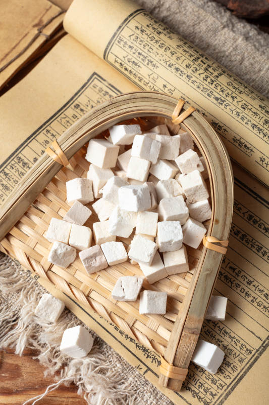 古籍旁的茯苓图片